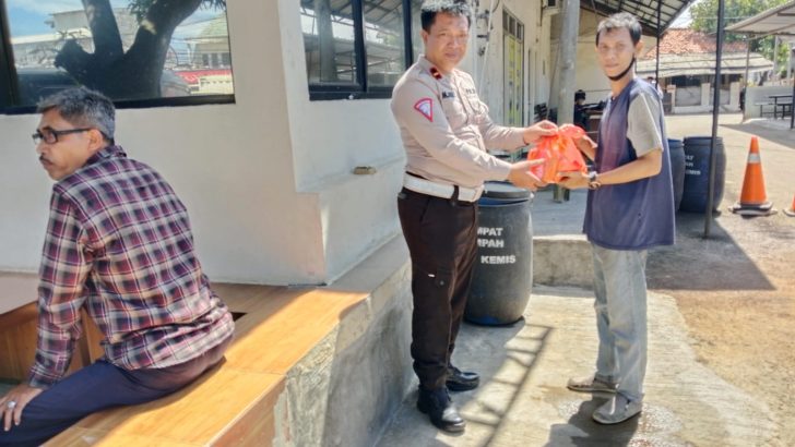 PS Kanit lantas Polsek pasar Kemis Berikan sembako kepada Warga wilayah pasar Kemis