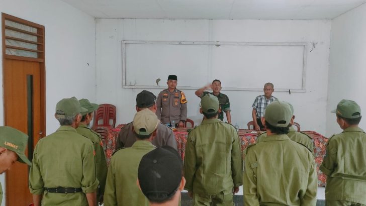 Babinkamtibmas Sindang panon Brigadir Ryan Fauzi memberikan pembekalan pelatihan kepada Linmas jelang pemilu damai 2024