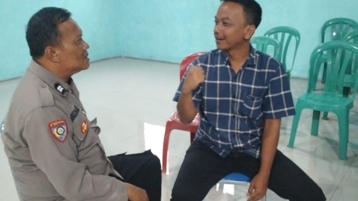 Bhabinkamtibmas Sambangi Warga Ingatkan jaga kamtibmas kondusif dan aman