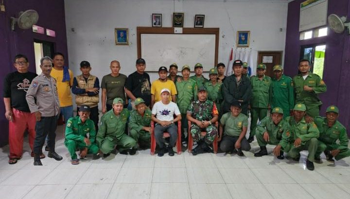 Bhabinkamtibmas Berikan Pelatihan linmas Pam TPS Pemilu 2024 didesa Sukaharja