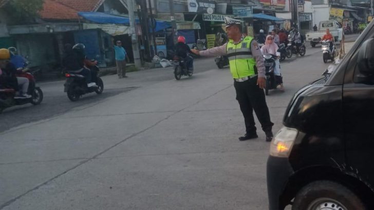 Anggota lantas Polsek pasar Kemis laksankan kegiatan protap gatur lalin sore hari.