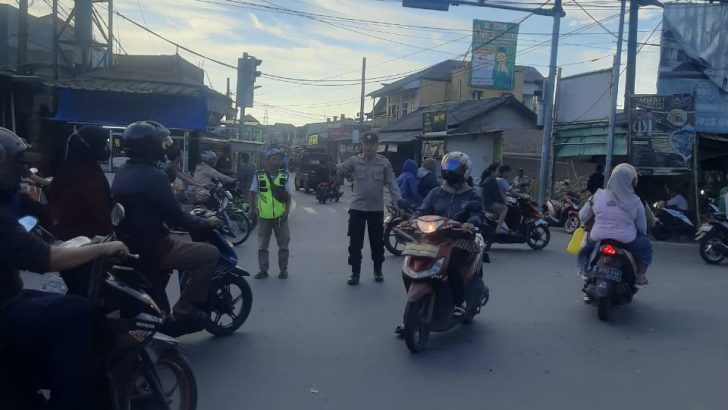 Antisipasi Kemacetan Anggota samapta polsek Pasar Kemis laksankan Gatur lalin Sore hari.