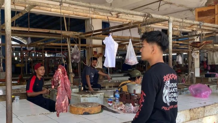 Anggota Reskrim Pasar Kemis Monitoring Pasar Jelang Jemilu Damai 2024, Cek Harga Sembako