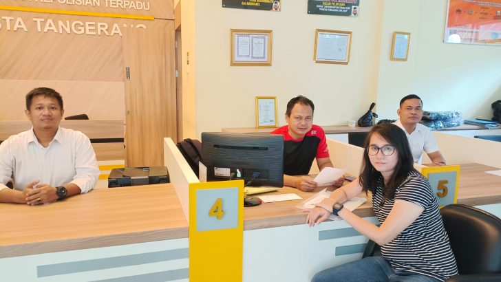 Anggota Sat Intelkam Polresta Tangerang Brigadir Merry memberikan pelayanan terhadap masyarakat tentang penerbitan SKCK (Surat Keterangan Catatan Kepolisian)