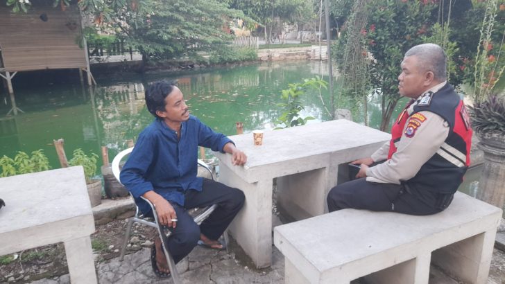 Melaksanakan Patroli Barcode di sekitaran SPBU Margasari, Anggota Turjawali SatSamapta memberikan pesan kamtibmas Kepada Masyarakat Memastikan situasi Aman.