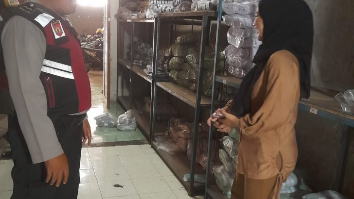 Anggota Unit Turjawali SatSamapta di sekitaran Kawasan Millenium Industrial estate melaksanakan Patroli Barcode dan memberikan pesan kamtibmas Kepada Masyarakat.