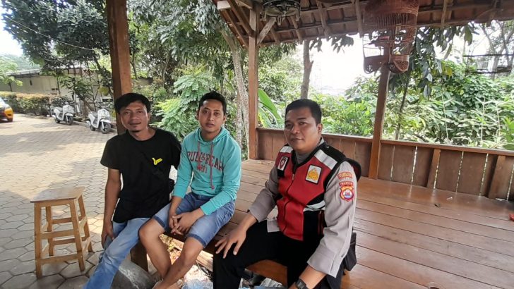 Di sekitaran Bank BTN KCP Cikupa Bizzpoint memberikan pesan kamtibmas Kepada Masyarakat oleh Anggota Sat Samapta saat Patroli Barcode.