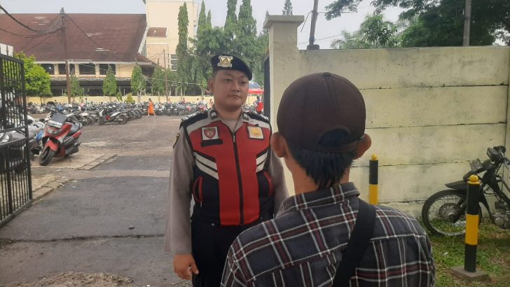 Memastikan Kamtibmas Aman, Anggota Sat Samapta melaksanakan Patroli Barcode di sekitaran Alfamart Kedaton memberikan pesan kamtibmas Kepada Masyarakat.