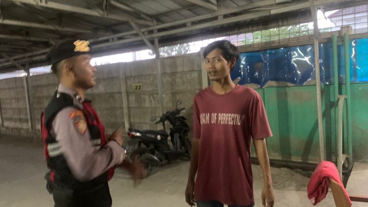 Melaksanakan Patroli Barcode di sekitaran Takara Golf Tigaraksa , Anggota Turjawali Samapta memberikan pesan kamtibmas Kepada Masyarakat.