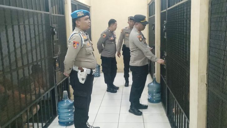 Anggota Sat Intelkam Polresta Tangerang Bripka Arif DJ melakukan pengecekan dan kontrol tahanan serta ruang tahanan