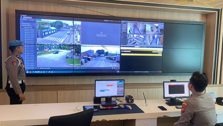 PENGECEKAN SITUASI RUANG COMMAND CENTRE POLRESTA TANGERANG OLEH PIKET SIPROPAM POLRESTA TANGERANG
