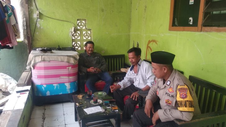Melalui Dengan Sambamg, Bhabinkamtibmas Polsek Pasar kemis Menberikan Pesan Kepada Warga Binaanya