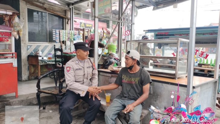 Anggota Patroli Bripka Landung Patroli dialogis Ajak Sukseskan Pemilu 2024