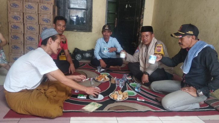 Anggota Babinkamtibmas Bripka Kahar sambangi tokoh masyrakat ajak sukseskan pemilu 2024