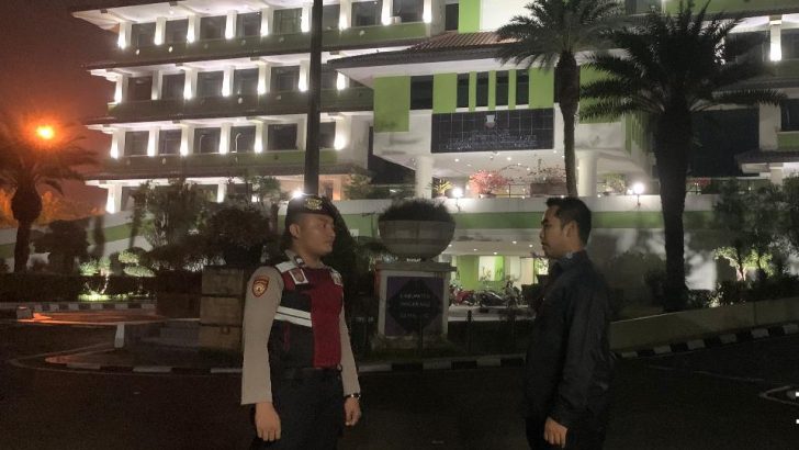 Di sekitaran Kawasan Kantor Bupati Tangerang Anggota Unit Turjawali Sat Samapta  melaksanakan Patroli Barcode memberikan pesan kamtibmas Kepada Masyarakat.