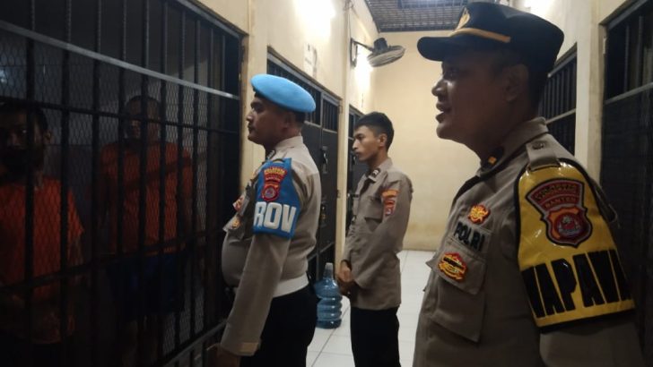 Anggota Sat Intelkam Polresta Tangerang Bripka Arif DJ melakukan pengecekan dan kontrol tahanan serta ruang tahanan