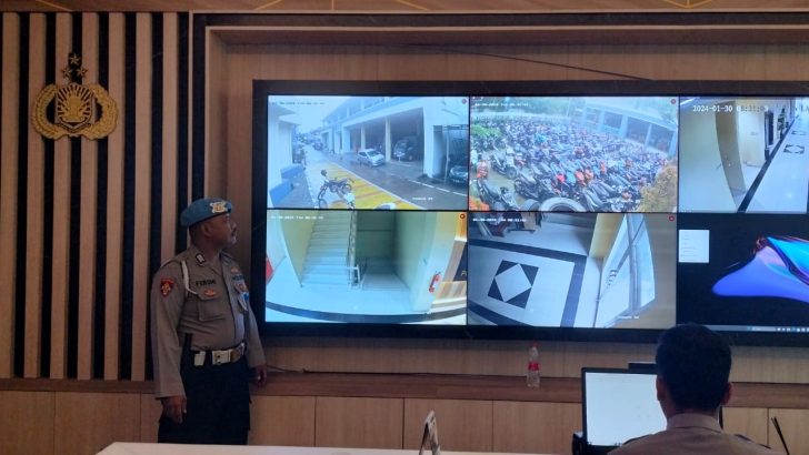 PENGECEKAN SITUASI RUANG COMMAND CENTRE POLRESTA TANGERANG OLEH PIKET SIPROPAM POLRESTA TANGERANG