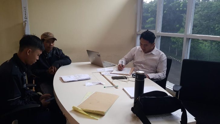 Anggota Unit Ranmor Memberikan Pelayanan di Piket SPKT