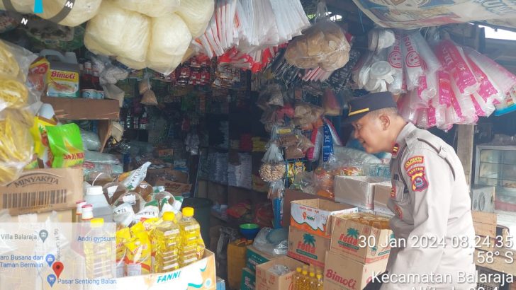 Personil Satbinmas Sambang Toko Sembako