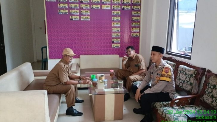 Sambang Cooling System, Bripka Aji Sampaikan pesan kamtibmas kepada Staf desa pasar kemis Dan ajak sukseskan pemilu damai 2024