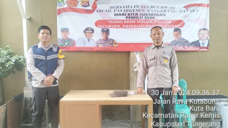 Pemasangan sepanduk Himbauan pemilu damai 2024 .