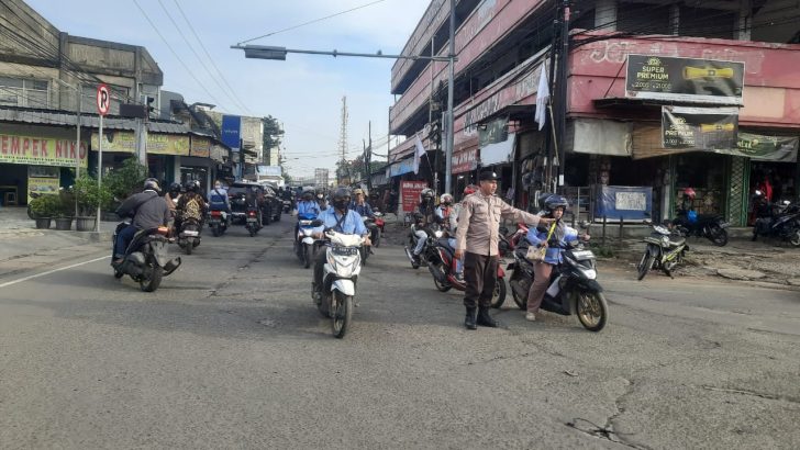 Rutinitas Pengaturan Jalan di sore Hari Bripka A Yani Anggota Sat Samapta Polsek Pasar kemis.
