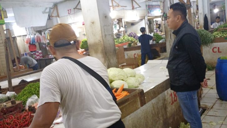 Kanit Reskrim Monitoring Pasar Cek Harga Sembaki jelang pemilu damai 2024.