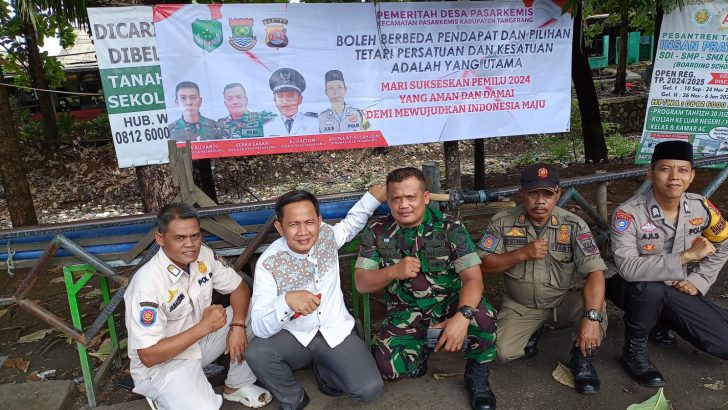 Pemasangan sepanduk pemilu damai 2024 Jalan Puri Pasar Kemis Kab.Tangerang .