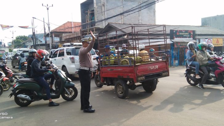 IPDA M ARIFIN SH PS Kanit Lantas Polsek Pasar Kemis Maksanakan Kegiatan Protap Gatur lalin sore Hari .