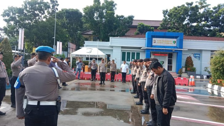 Anggota SatSamapta Polresta Tangerang melaksanakan Apel Serah terima piket fungsi Dipimpin Pawas.