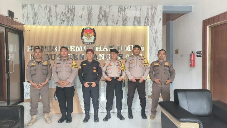 Ops Mantap Brata Anggota SatSamapta Melaksanakan Pengamanan 1×24 Jam di KPU Menjelang Pemilu 2024