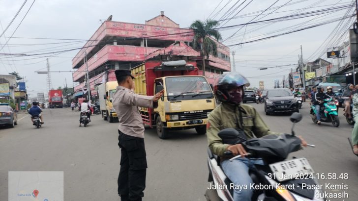 Rutinitas Pengaturan Jalan di sore Hari Bripka Landung Anggota Sat Samapta Polsek Pasar kemis.
