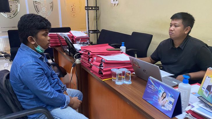 Bripka Helmi memberikan pelayanan secara humanis saat melakukan pemeriksaan saksi