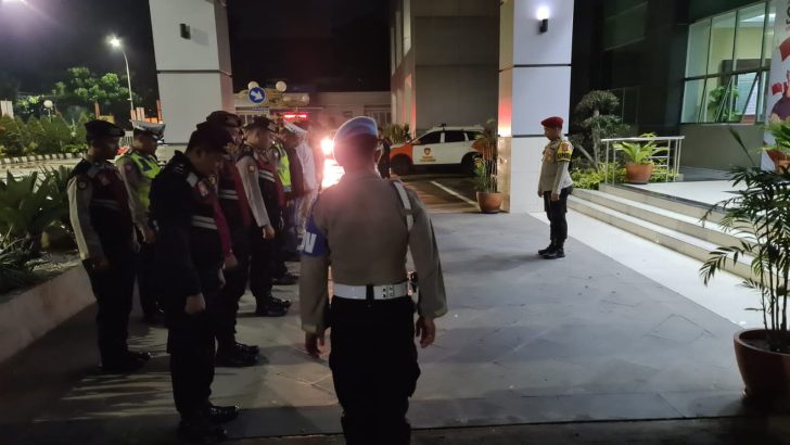 SIPROPAM MELAKSANAKAN PENGECEKAN APEL MALAM PIKET FUNGSI POLRESTA TANGERANG