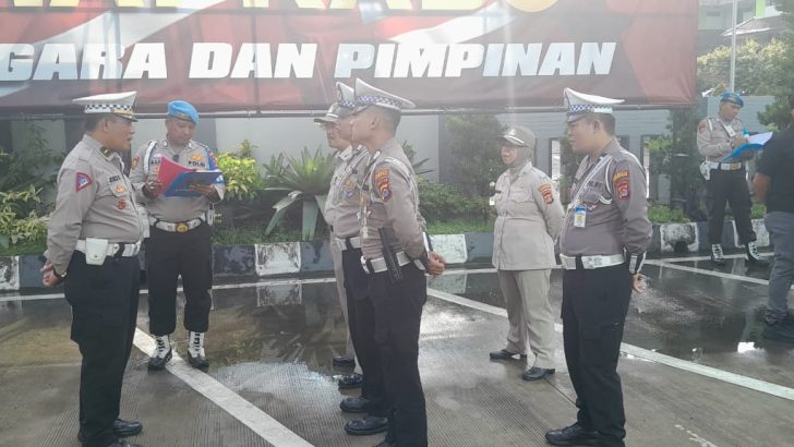 PENGECEKAN ANGGOTA PADA APEL FUNGSI SATLANTAS OLEH SIPROPAM POLRESTA TANGERANG