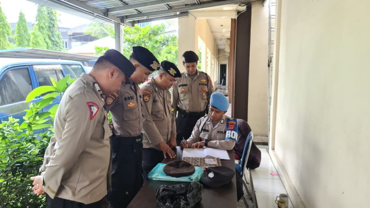 ANGGOTA SIPROPAM MELAKSANAKAN PENGECEKAN PERSONIL PAM KANTOR KPU KAB. TANGERANG