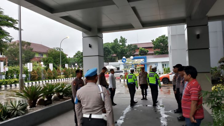 ANGGOTA SIPROPAM POLRESTA TANGERANG MELAKSANAKAN PENGAWASAN SERAH TERIMA TUGAS PIKET