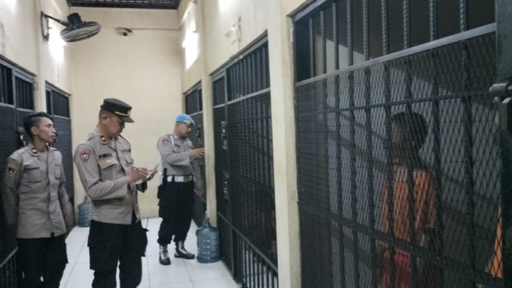 PENGECEKAN RUANG TAHANAN POLRESTA TANGERANG PADA MALAM HARI OLEH PIKET SIPROPAM POLRESTA TANGERANG