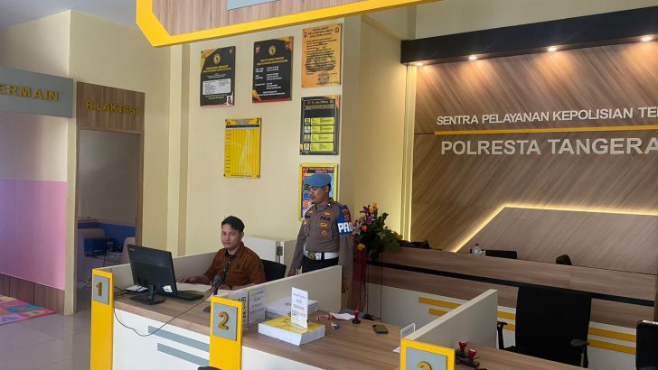 Anggota Sat Intelkam Polresta Tangerang Brigadir Merry memberikan pelayanan terhadap masyarakat tentang penerbitan SKCK (Surat Keterangan Catatan Kepolisian)