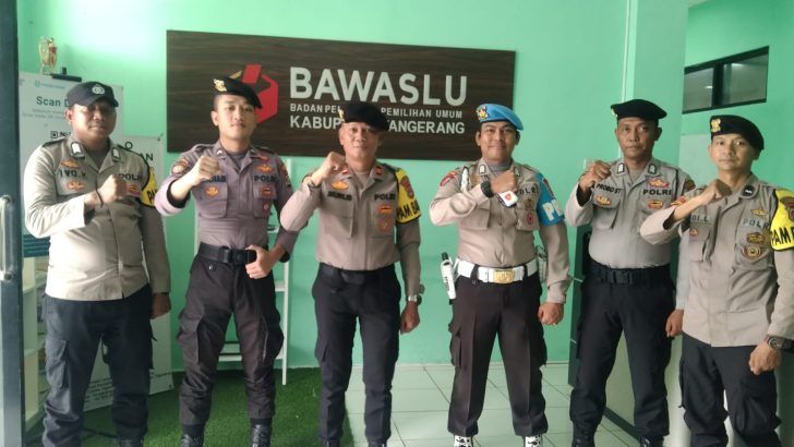 ANGGOTA SIPROPAM MELAKSANAKAN PENGECEKAN PERSONIL PAM KANTOR BAWASLU KABUPATEN TANGERANG