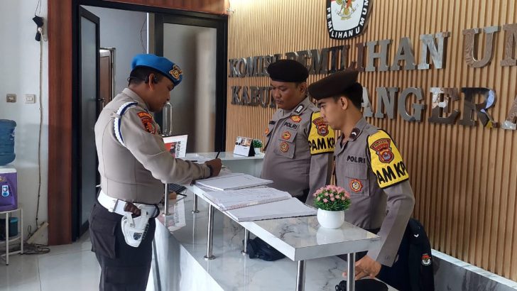 ANGGOTA SIPROPAM MELAKSANAKAN PENGECEKAN PERSONIL PAM KANTOR KPU KAB. TANGERANG