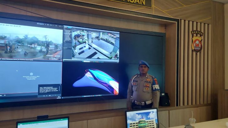 PENGECEKAN SITUASI RUANG COMMAND CENTRE POLRESTA TANGERANG OLEH PIKET SIPROPAM POLRESTA TANGERANG