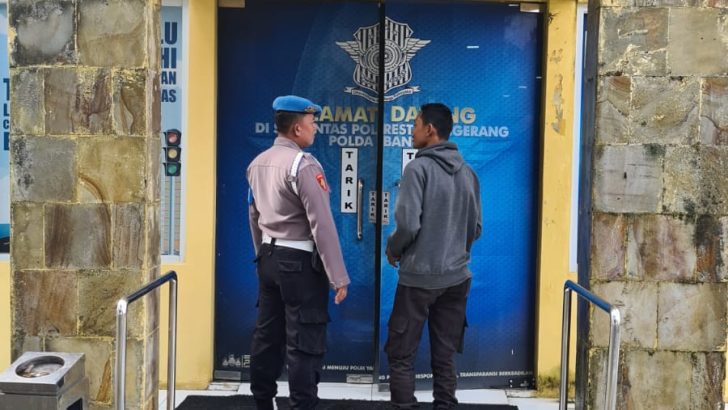 PENGECEKAN MASYARAKAT PEMOHON SIM DI GEDUNG SAT LANTAS POLRESTA TANGERANG OLEH PIKET SIPROPAM DAN SAT LANTAS POLRESTA TANGERANG