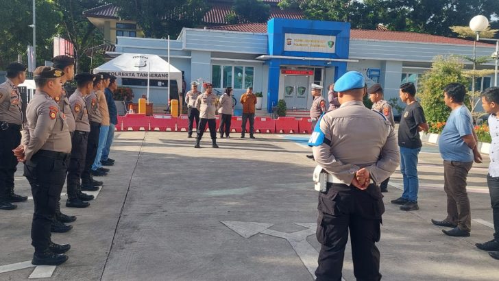 ANGGOTA SIPROPAM POLRESTA TANGERANG MELAKSANAKAN PENGAWASAN SERAH TERIMA TUGAS PIKET