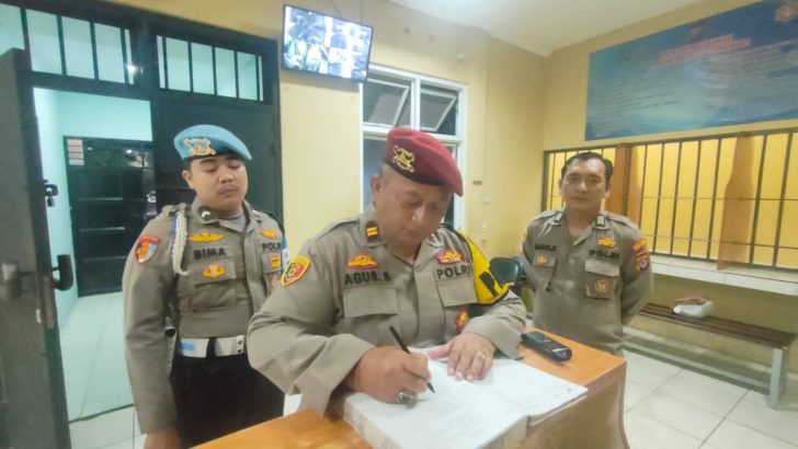 PENGECEKAN MALAM PADA BUKU MUTASI PETUGAS JAGA RUANG TAHANAN OLEH ANGGOTA SIPROPAM