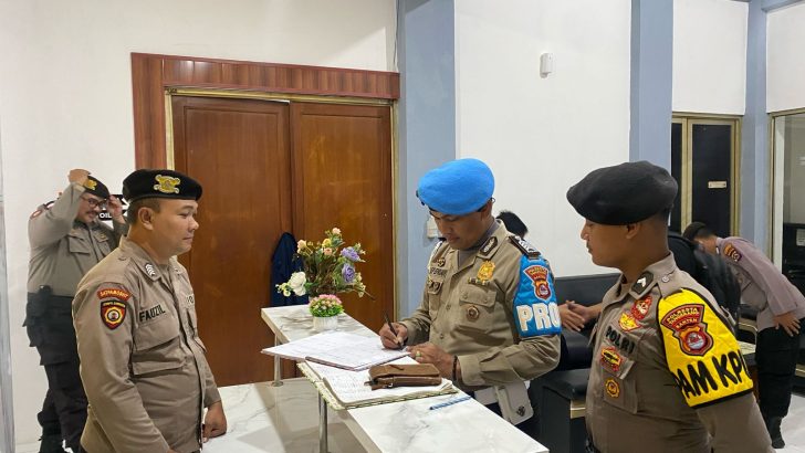 ANGGOTA SIPROPAM MELAKSANAKAN PENGECEKAN PERSONIL PAM KANTOR KPU KAB. TANGERANG