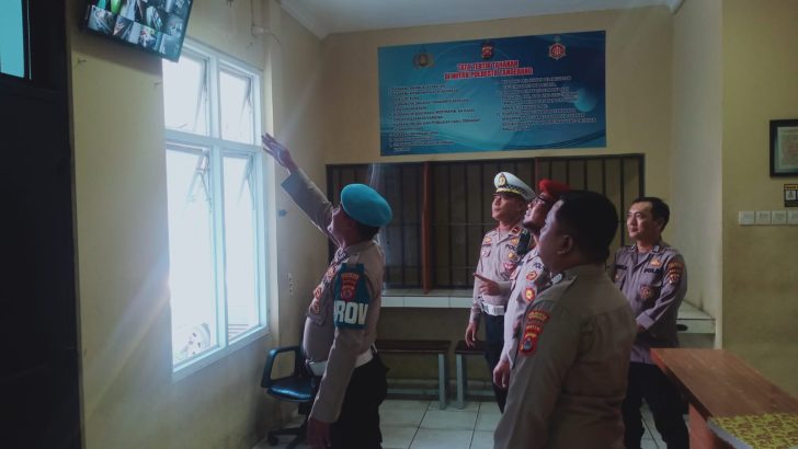 PENGECEKAN CCTV RUANG TAHANAN POLRESTA TANGERANG OLEH PIKET SIPROPAM POLRESTA TANGERANG