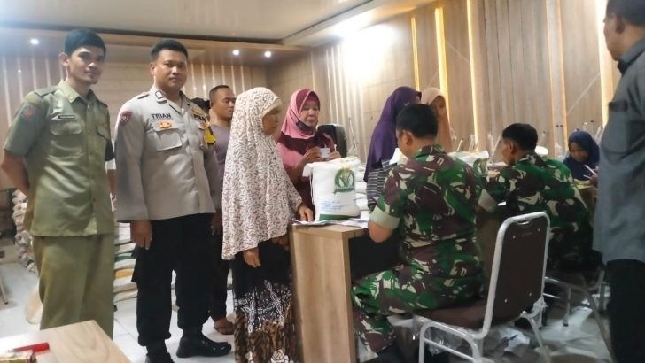 Rajeg Kabupaten Tangerang- Bripka Trian Mufti Melaksanakan Kegiatan Penyaluran Bansos Beras di Desa Mekarsari Kec Rajeg (20/02/2024)