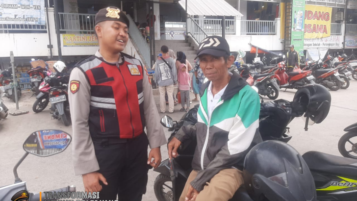 Melaksanakan Patroli Dialogis di sekitaran Jalan Baru Anggota Sat Samapta memberikan pesan kamtibmas kepada Masyarakat.