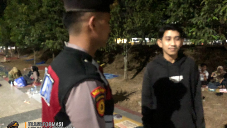 Melaksanakan Patroli Barcode di sekitaran Takara Golf Tigaraksa , Anggota Turjawali Samapta memberikan pesan kamtibmas Kepada Masyarakat.